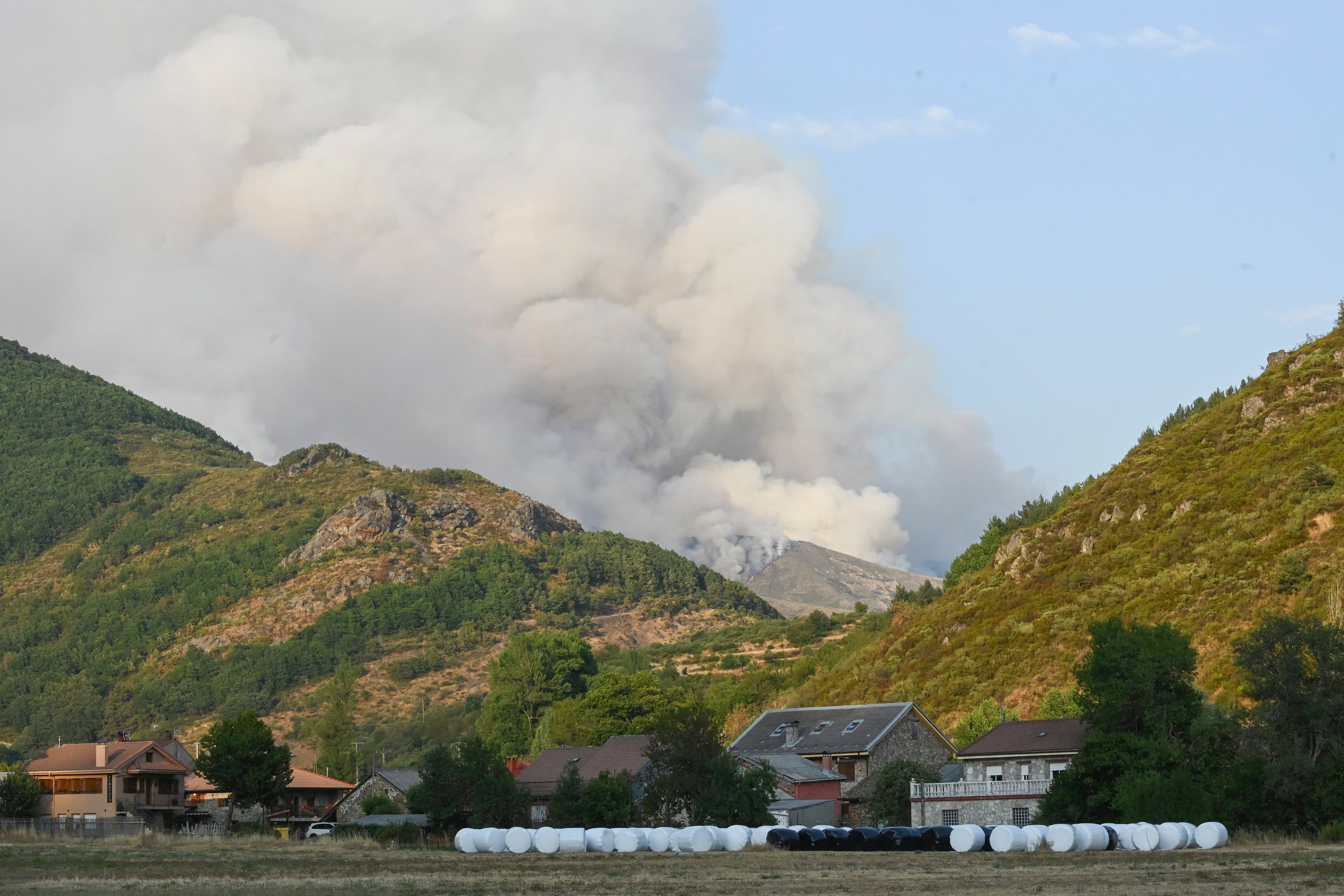 BARNIEDO DE LA REINA (LEÓN), 15/08/2025.- Vista del incendio de Barniedo de la Reina (León). EFE/J.Casares