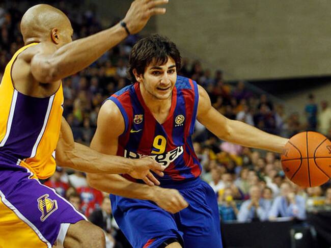 Derek Fisher intenta frenar la embestida de Ricky Rubio