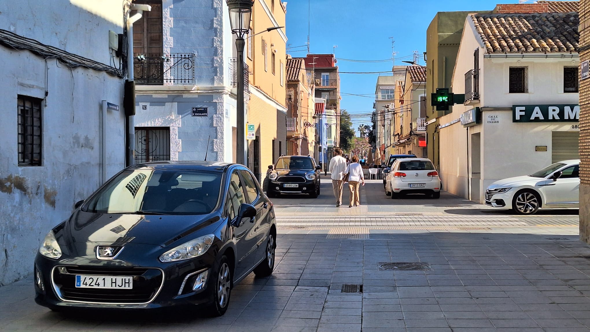 Vehículos estacionados encima de las aceras en la ciudad de València