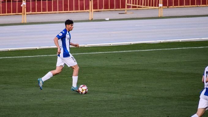 Nico Espinosa, jugador del Hércules, frente a La Nucia