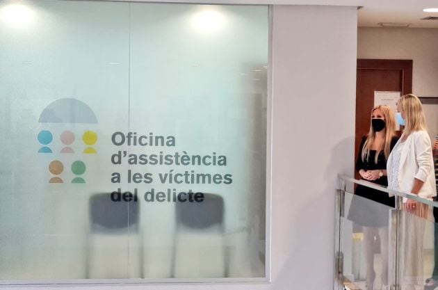 La consellera de Justicia, Gabriela Bravo, en la oficina de Asistencia a las Víctimas del Delito