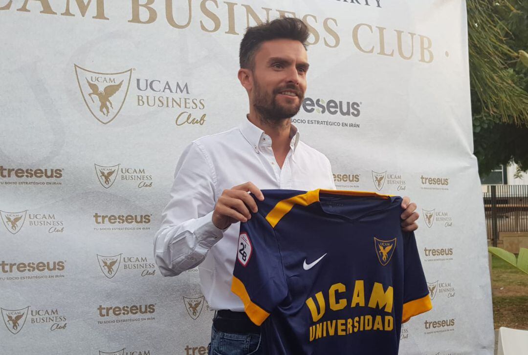 Rubén Albés posando con la camiseta del UCAM Murcia CF