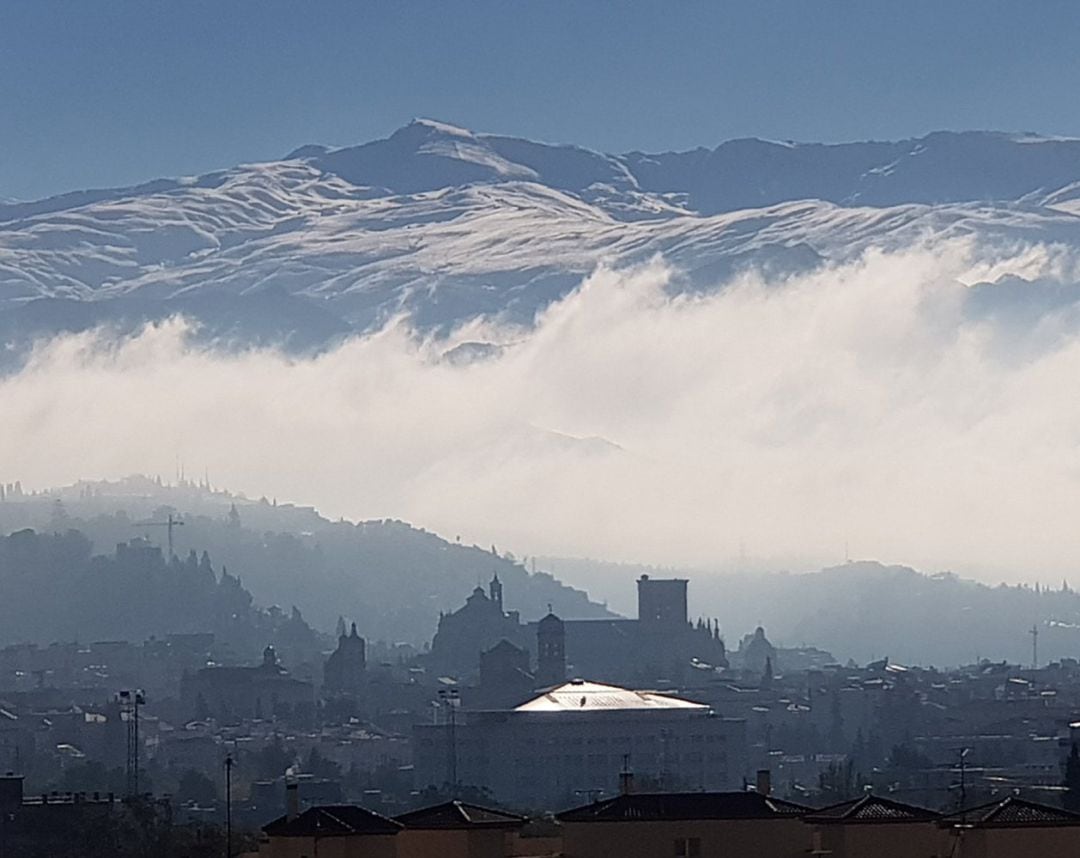 Impresionante imagen de Granada y Sierra Nevada al fondo enviada a Radio Granada por Francisco Hernández