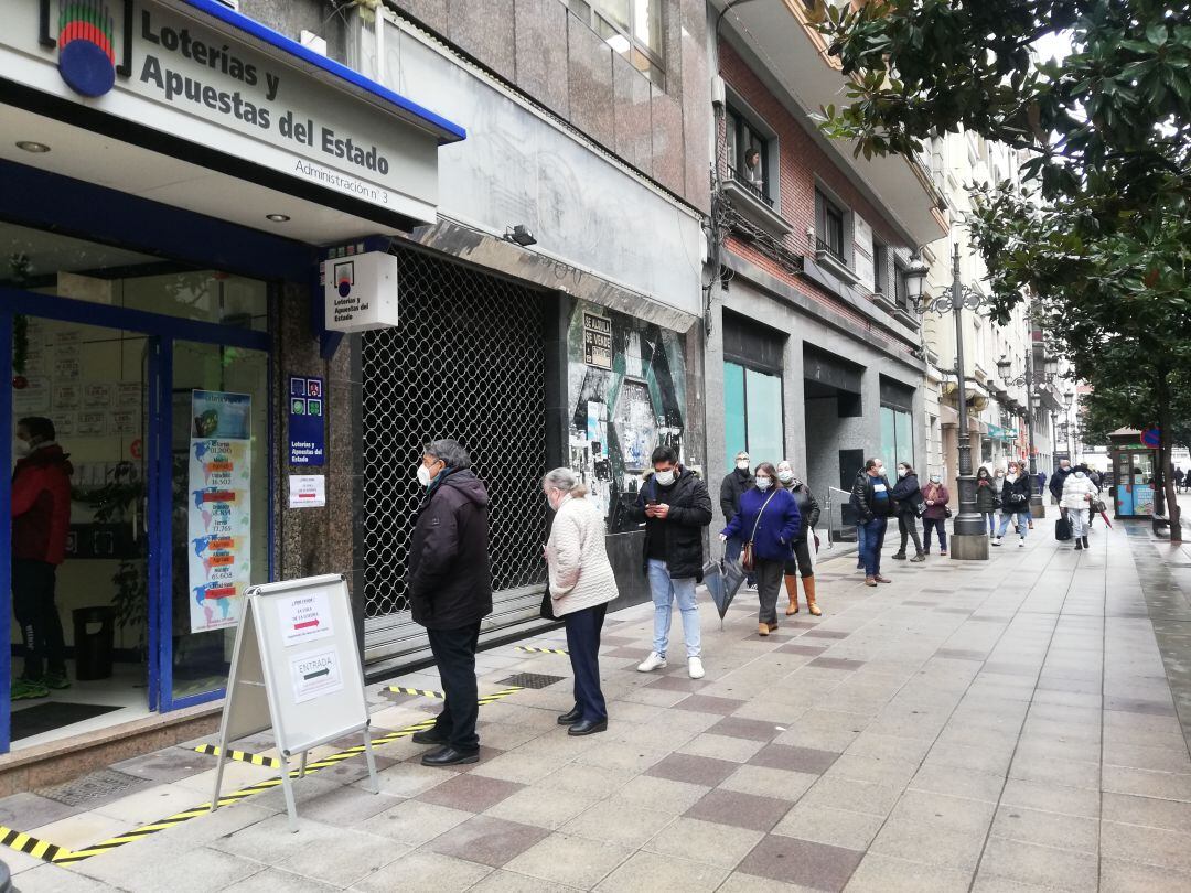 Largas colas frente a la administración de lotería