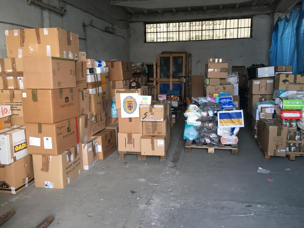 Material de ayuda humanitaria recogido por la Policía Local descargado en la frontera entre Polonia y Ucrania