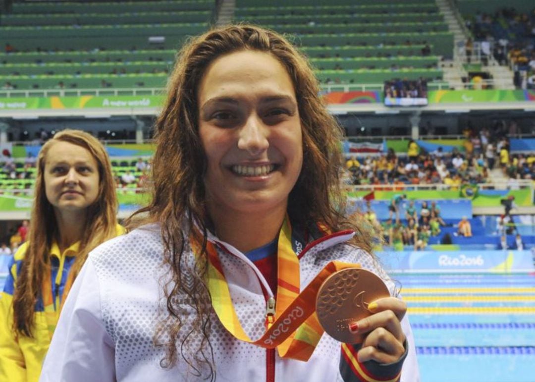 Ariadna Edo muestra la medalla de bronce lograda en Río 2016