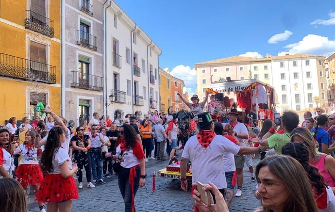 Ambiente de fiesta a la llegada del desfile de las peñas mateas a la plaza Mayor de Cuenca en la tarde del 18 de septiembre de 2025.