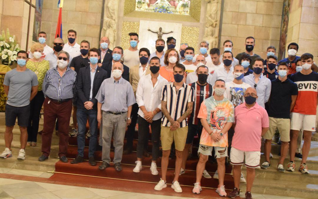 Foto de familia del Linares Deportivo, miembros de la Corporación Municipal y de la Cofradía de la Virgen de Linares, durante la ofrenda floral a la patrona.