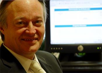 El ministro de Ciencia y Tecnología responde a los internautas desde su despacho. (TOMÁS CAVESTANY)