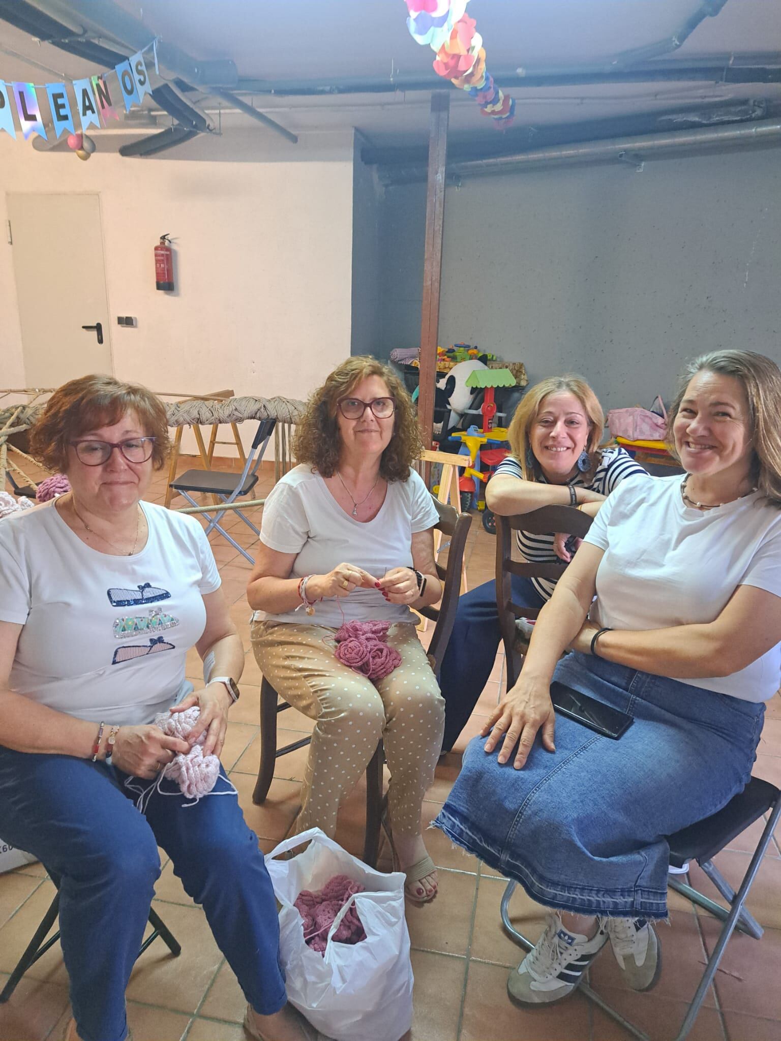 La asociación &#039;Azucaica Teje&#039; ha confeccionado hasta tres murales para adornar las calles de Toledo