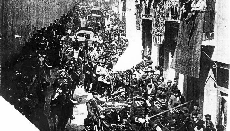 Cortejo del rey Alfonso XIII por el casco antiguo de Cuenca.