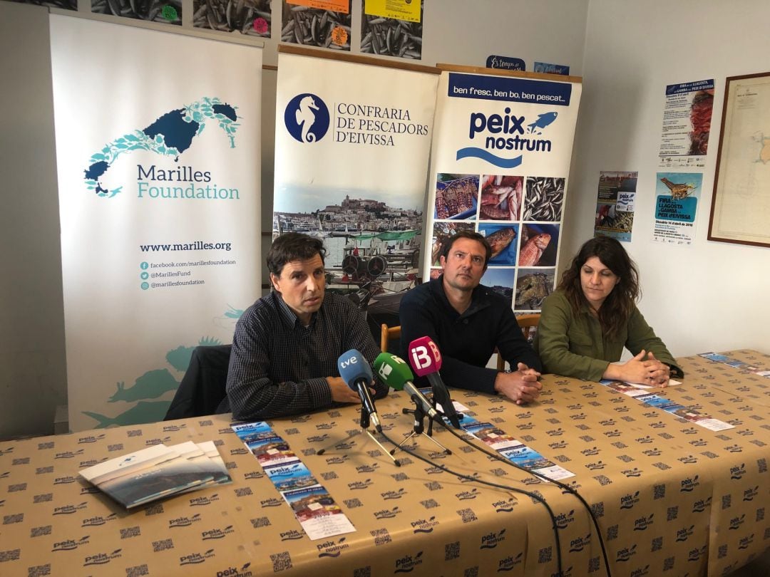 Aniol Esteba, de la Fundación Marilles, Antoni Tur Serra, patrón mayor de la Cofradía de pescadores de Ibiza y Marga Serra, coordinadora del proyecto.