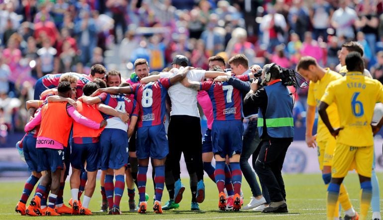 Los jugadores del Levante, celebran tras haber obtenido la victoria contra el UD Las Palmas, durante el partido en el Estadio Ciudad de Valencia, correspondiente a la jornada 31 de LaLiga