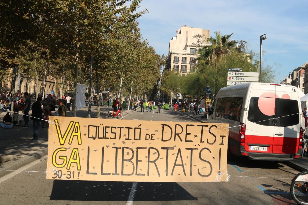 Imagen de una pancarta en el lateral de la Gran Vía en la que se puede leer &#039;&#039;Cuestión de derechos y libertad&quot;.