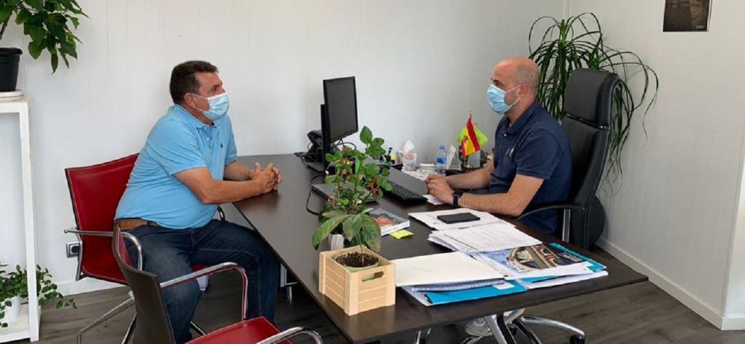 El alcalde Jorge García junto al director de la escuela taurina Carlos Aragón