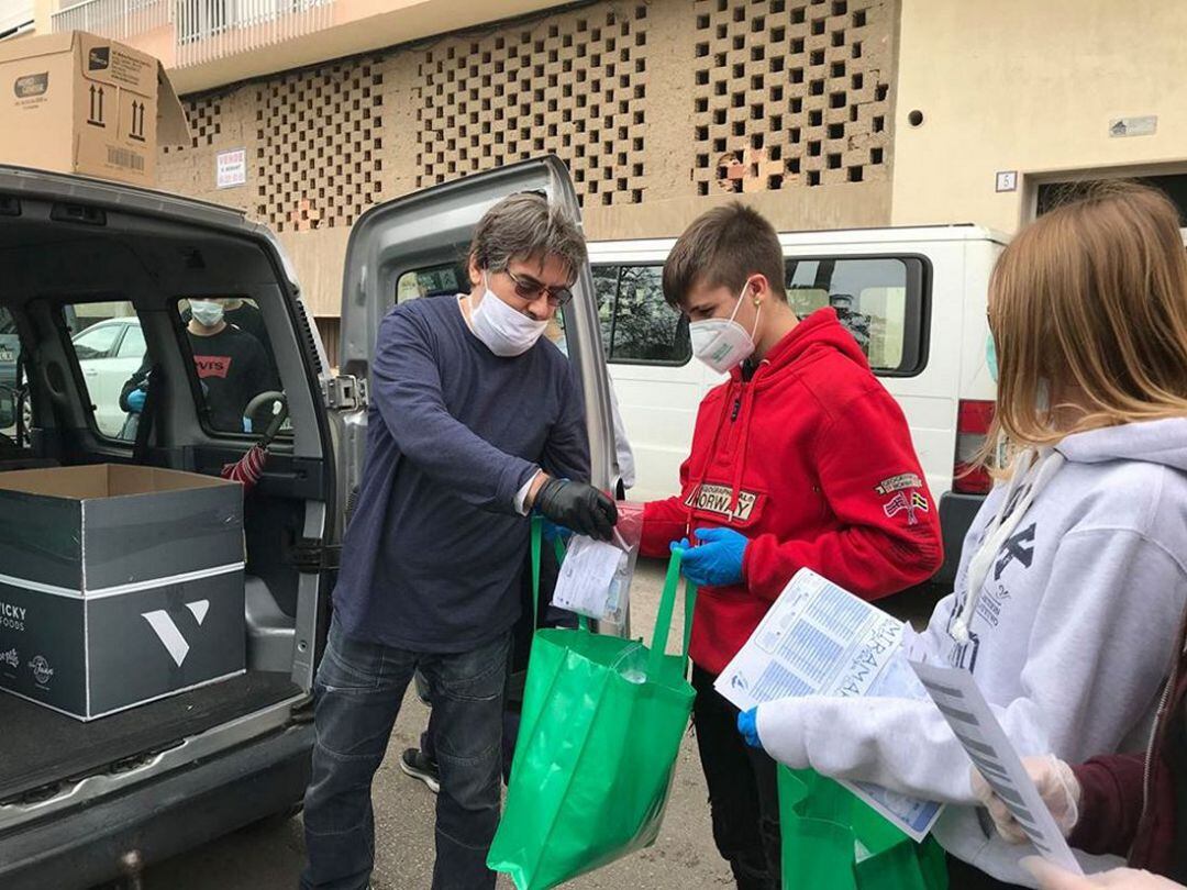 Voluntarios de Miramar que reparten los paquetes casa por casa