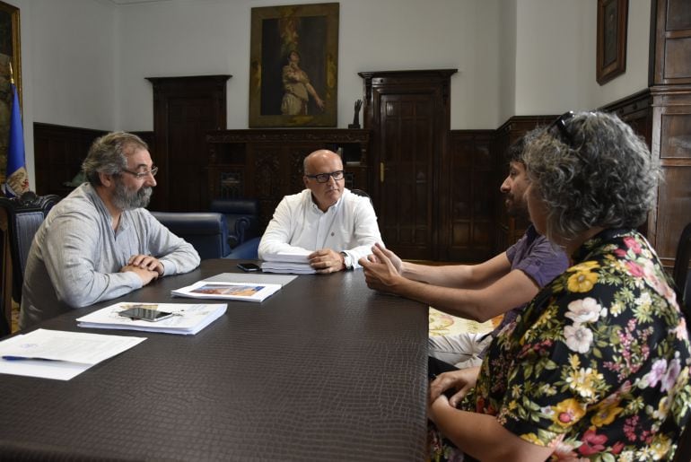 Reunión no Pazo Provincial, dos impulsores de esta iniciativa cultural: Manuel Baltar, Presidente da Deputación de Ourense,Antonio Piñeiro, Coordinador cultural no Concello de Celanova, Luz Castro, da Empresa Imaxn Software,e Martín López Nores, Profesor 