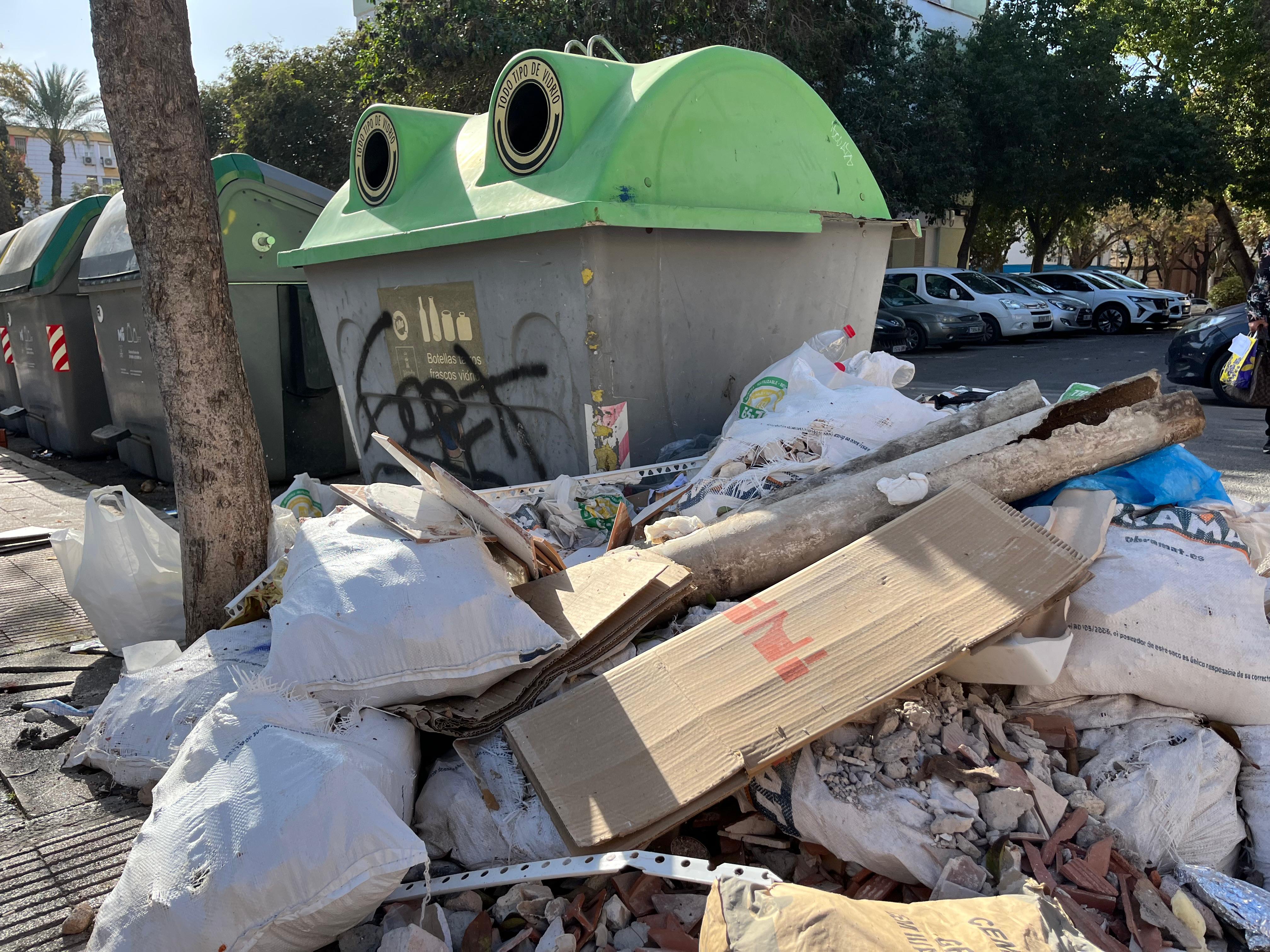 Escombros y basuras en el barrio murciano de La Paz