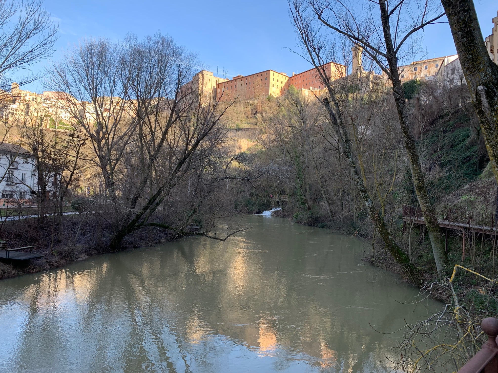 El edificio del seminario de San Julián de Cuenca asomado al río Júcar.