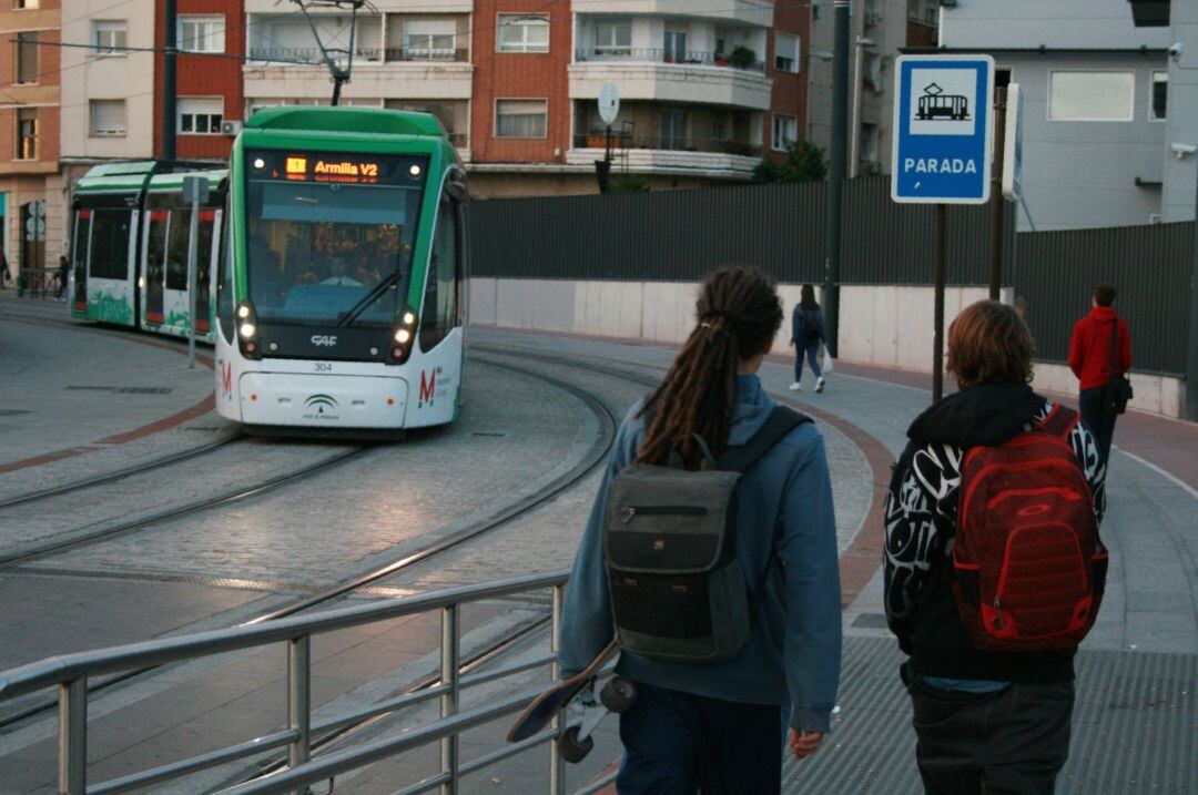 El metro, a su paso por la estación de trenes