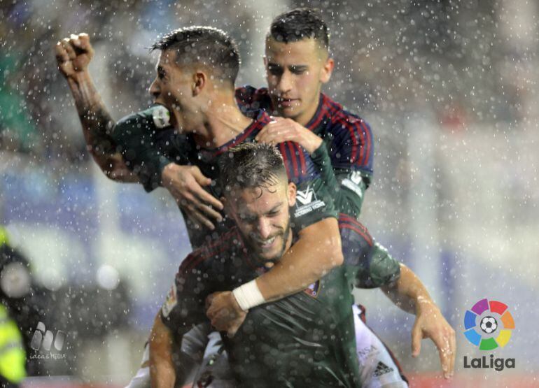 David García y Berenguer celebran con Roberto Torres el gol de la victoria en Ipurua