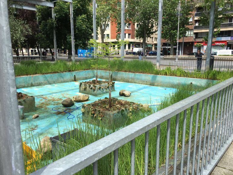 Estanque del Salón vacío de agua durante la limpieza