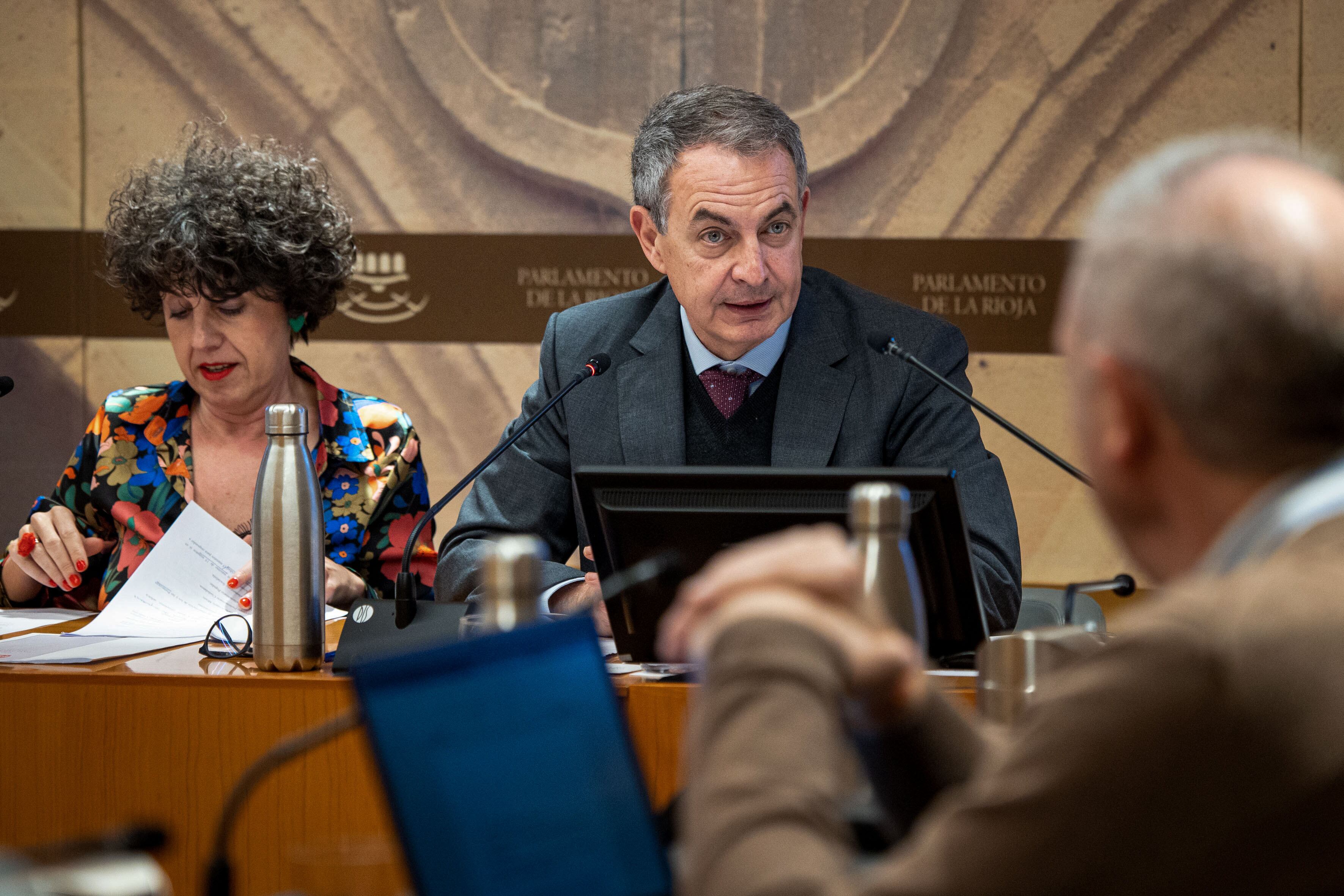 LOGROÑO, 26/01/2023.- El expresidente del Gobierno José Luis Rodríguez Zapatero, junto a la diputada del PSOE Nuria del Río, ha comparecido este jueves, como experto ante la Comisión de Participación, Cooperación y Derechos Humanos del Parlamento riojano, a petición del Grupo Socialista, para responder a cuestiones relacionadas con el proyecto de Ley de Igualdad efectiva de mujeres y hombres de La Rioja. EFE/ Raquel Manzanares.
