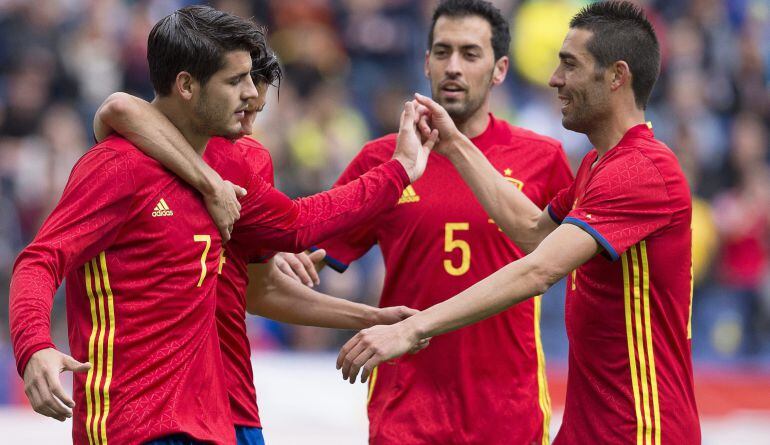 Bruno, Morata y Sergio Busquets celebran uno de los goles