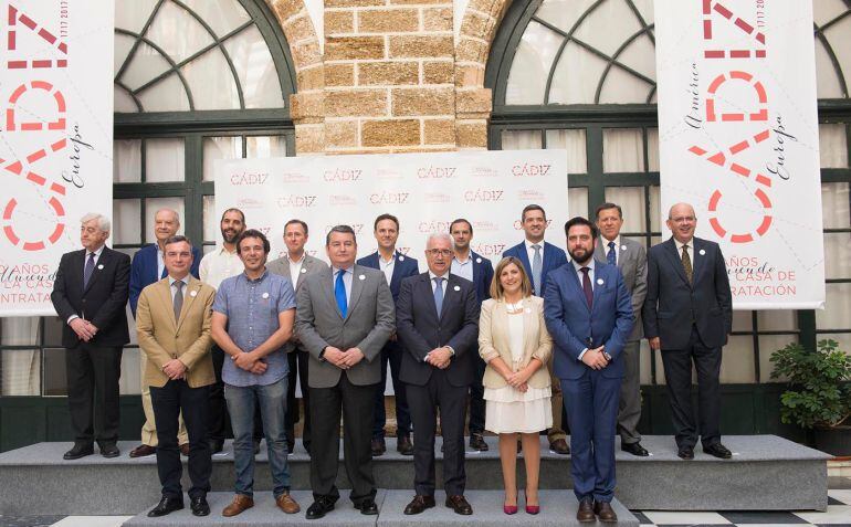 Foto de familia tras la firma del protocolo para celebrar los 300 años de la Casa de Contratación