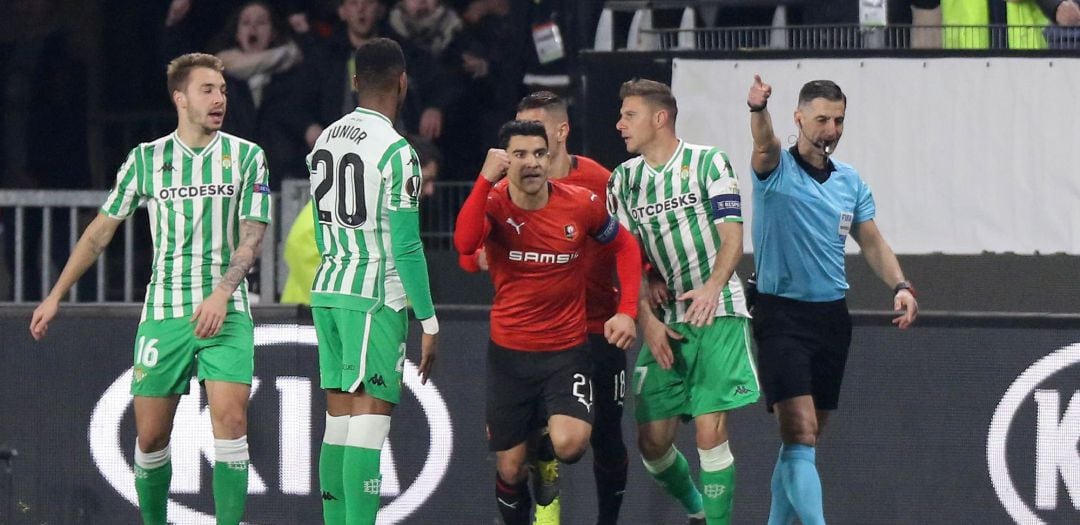 El momento en el que el arbitro del partido da validez al segundo tanto del Rennes