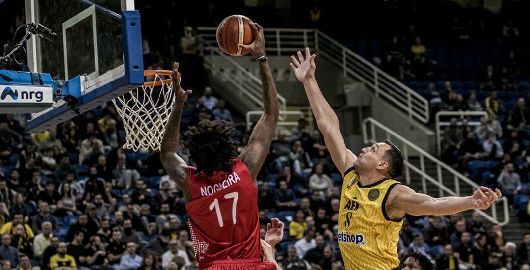 El brasileño Lucas Nogueira (17) captura un rebote ante el lituano Jonas Maciulis (8) en el partido del OAKA entre AEK y Montakit Fuenlabrada.