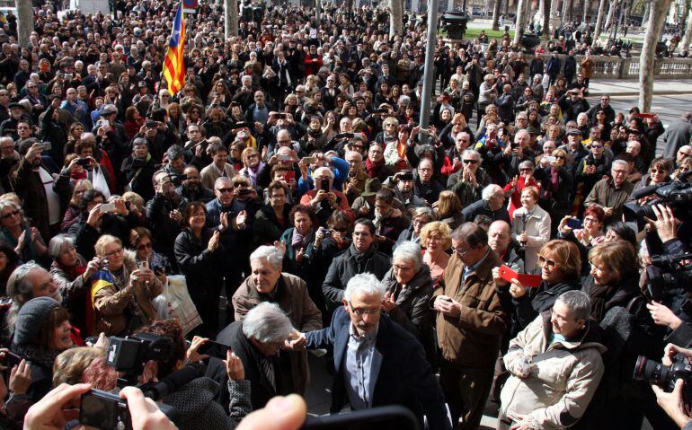 Més d'un miler de persones donen suport al jutge Santi Vidal davant de l'Audiència i reclamen llibertat d'expressió