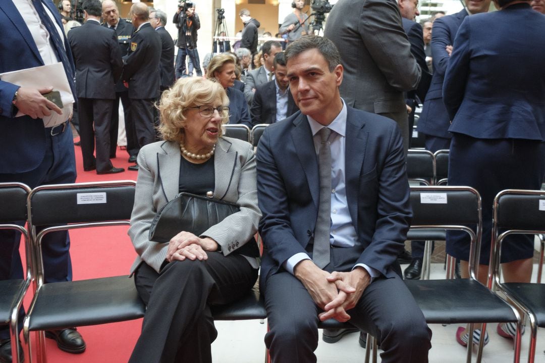 Manuela Carmena y Pedro Sánchez, juntos el 2 de mayo de 2018. 