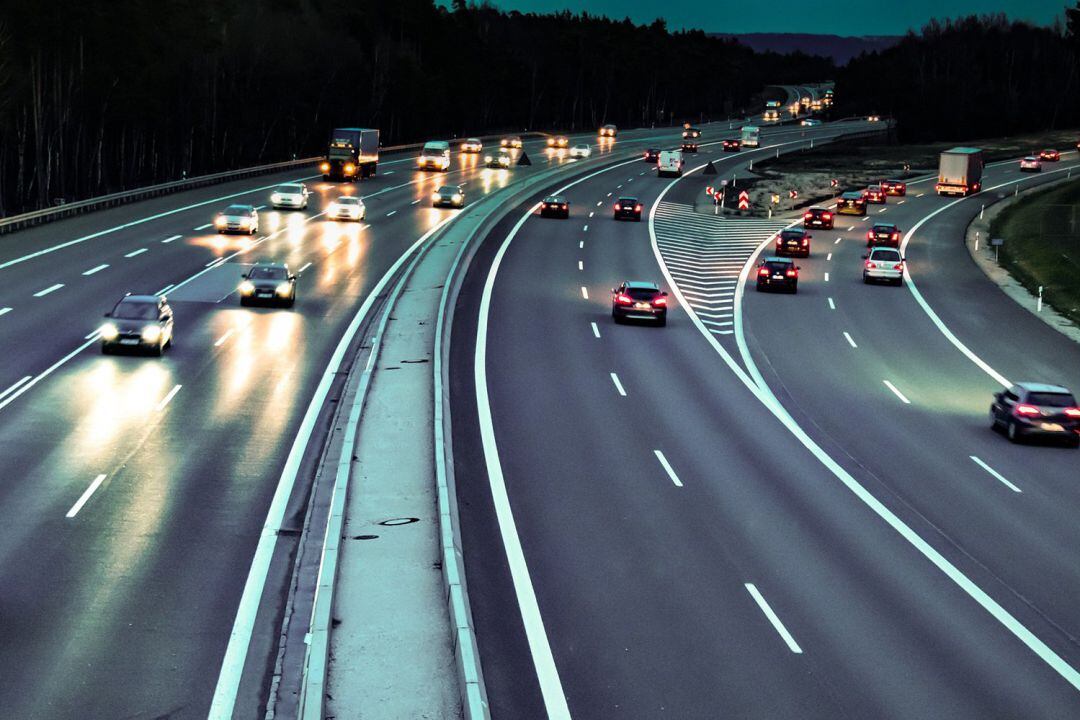 Tráfico de coches en una autopista, en una imagen de archivo