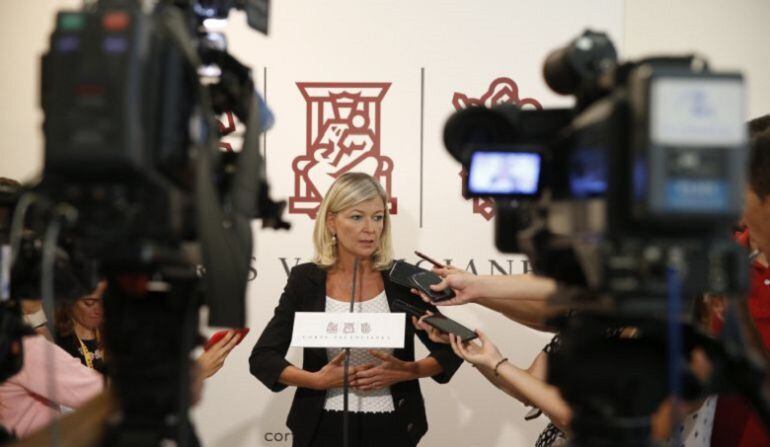La Consellera de Justicia, Gabriela Bavo, en los pasillos de Les Corts