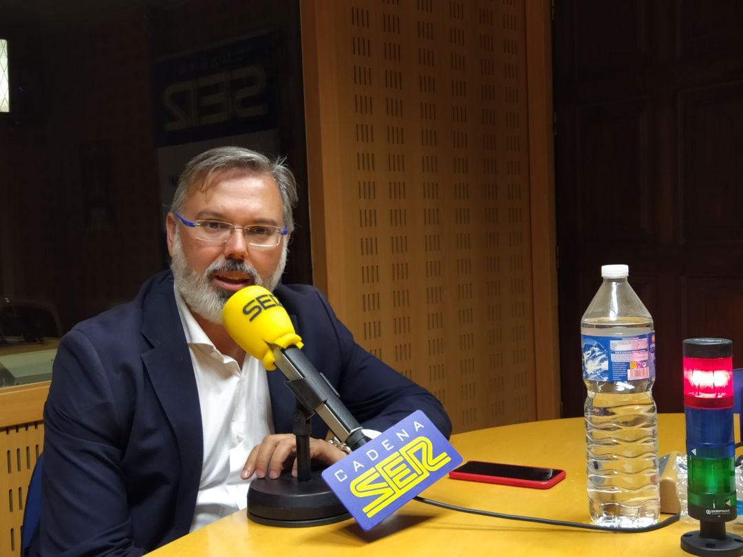 Fernando Pizarro en los estudios de Cadena SER Norte de Extremadura