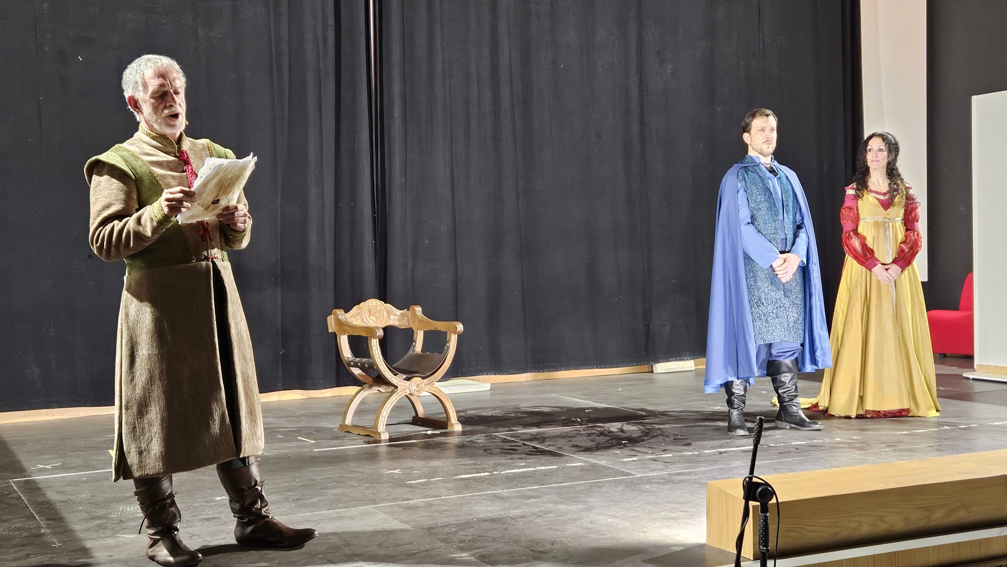 Momento de la representación de &#039;La Fontana de Xodar&#039; por el grupo de teatro Yera Teatro