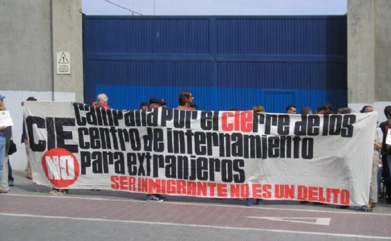 Concentración a favor del cierre de los Centros de Internamiento de Inmigrantes