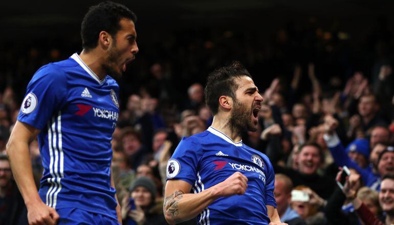 Cesc y Pedro celebran el gol del catalán