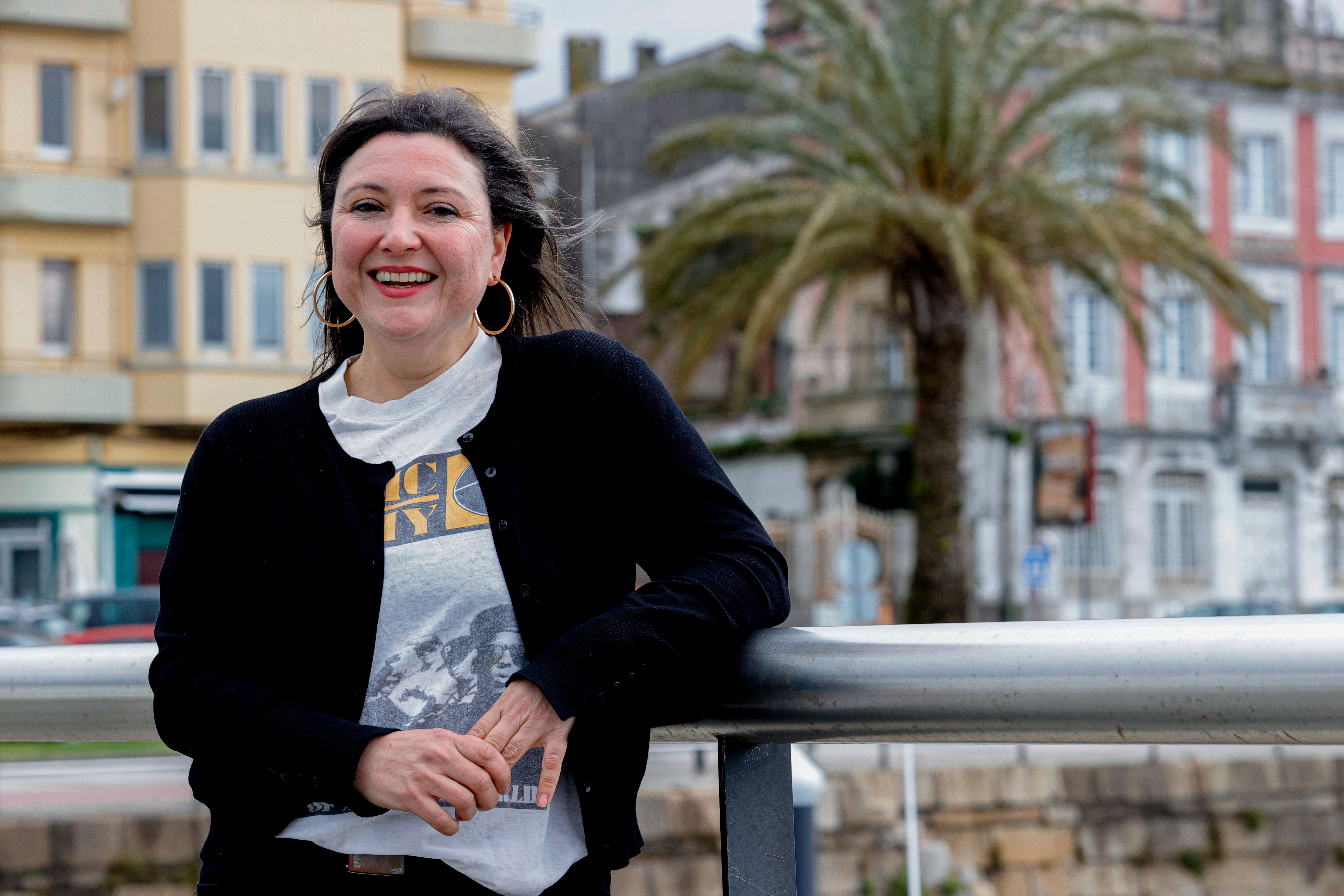 FERROL, 19/04/2023.- La ilustradora Elga Fernández Lamas (Ferrol, 1976) reside en Valencia desde hace casi dos décadas, pero el trabajo sigue teniendo una gran repercusión en su ciudad de origen, a la que regresa por unos días para aparcar su oficio de ilustradora y entregarse al descanso junto a los suyos. EFE/ Kiko Delgado.