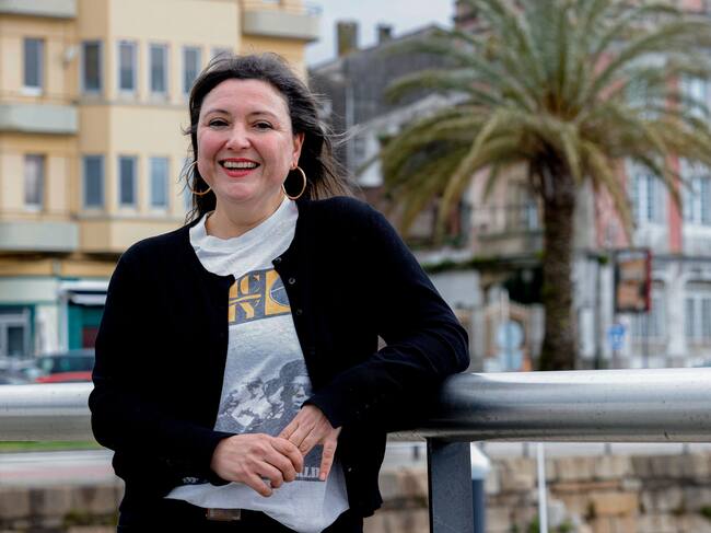 FERROL, 19/04/2023.- La ilustradora Elga Fernández Lamas (Ferrol, 1976) reside en Valencia desde hace casi dos décadas, pero el trabajo sigue teniendo una gran repercusión en su ciudad de origen, a la que regresa por unos días para aparcar su oficio de ilustradora y entregarse al descanso junto a los suyos. EFE/ Kiko Delgado.