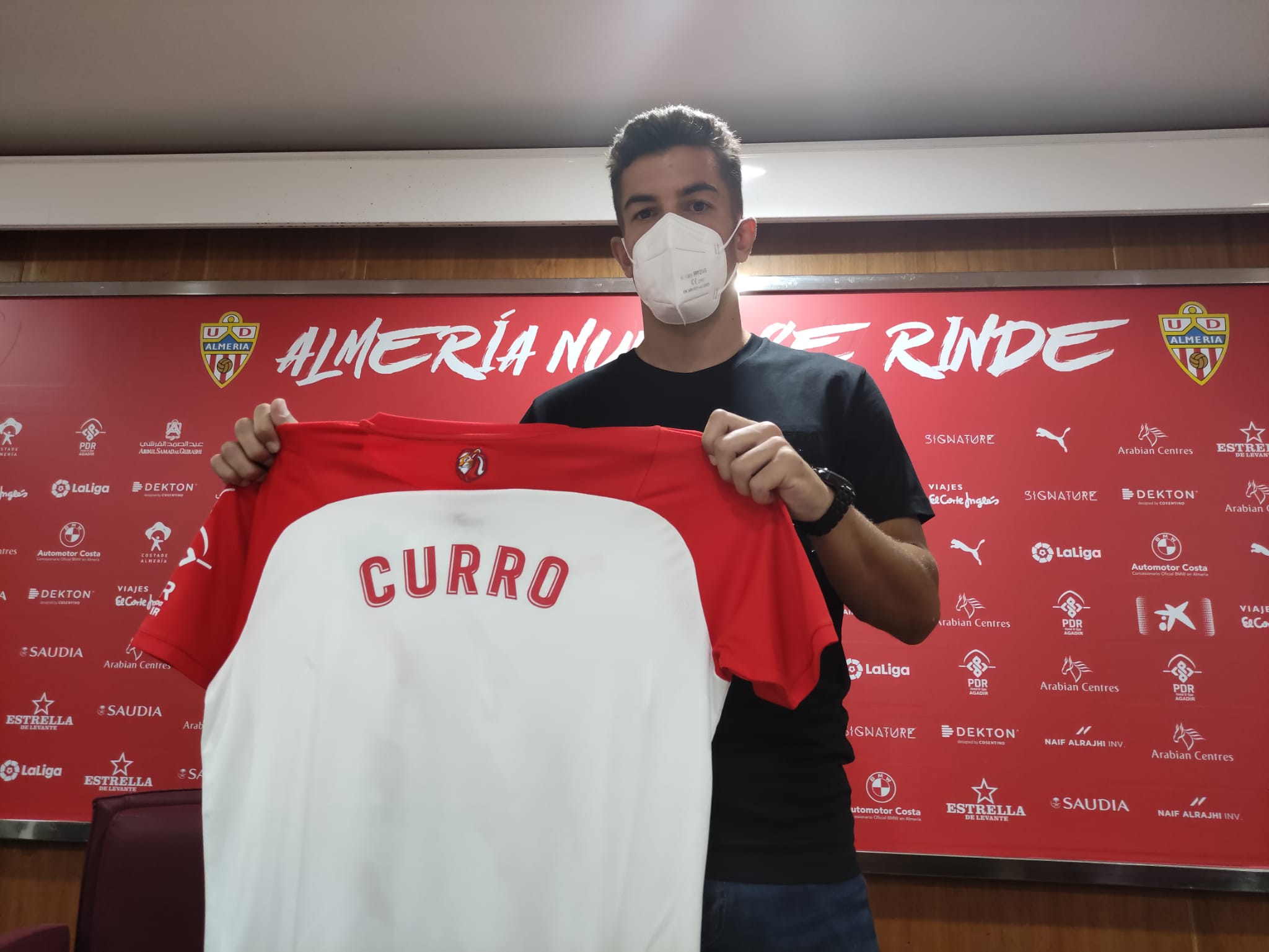 Curro Sánchez en su presentación como jugador del Almería.