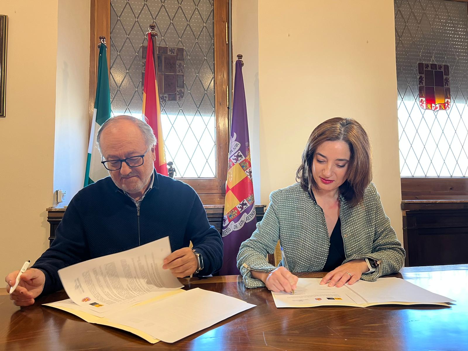 Firma de acuerdo entre el presidente de la Peña Flamenca de Jaén, Alfonso Ibáñez, y la responsable de la UPM, Eva Funes
