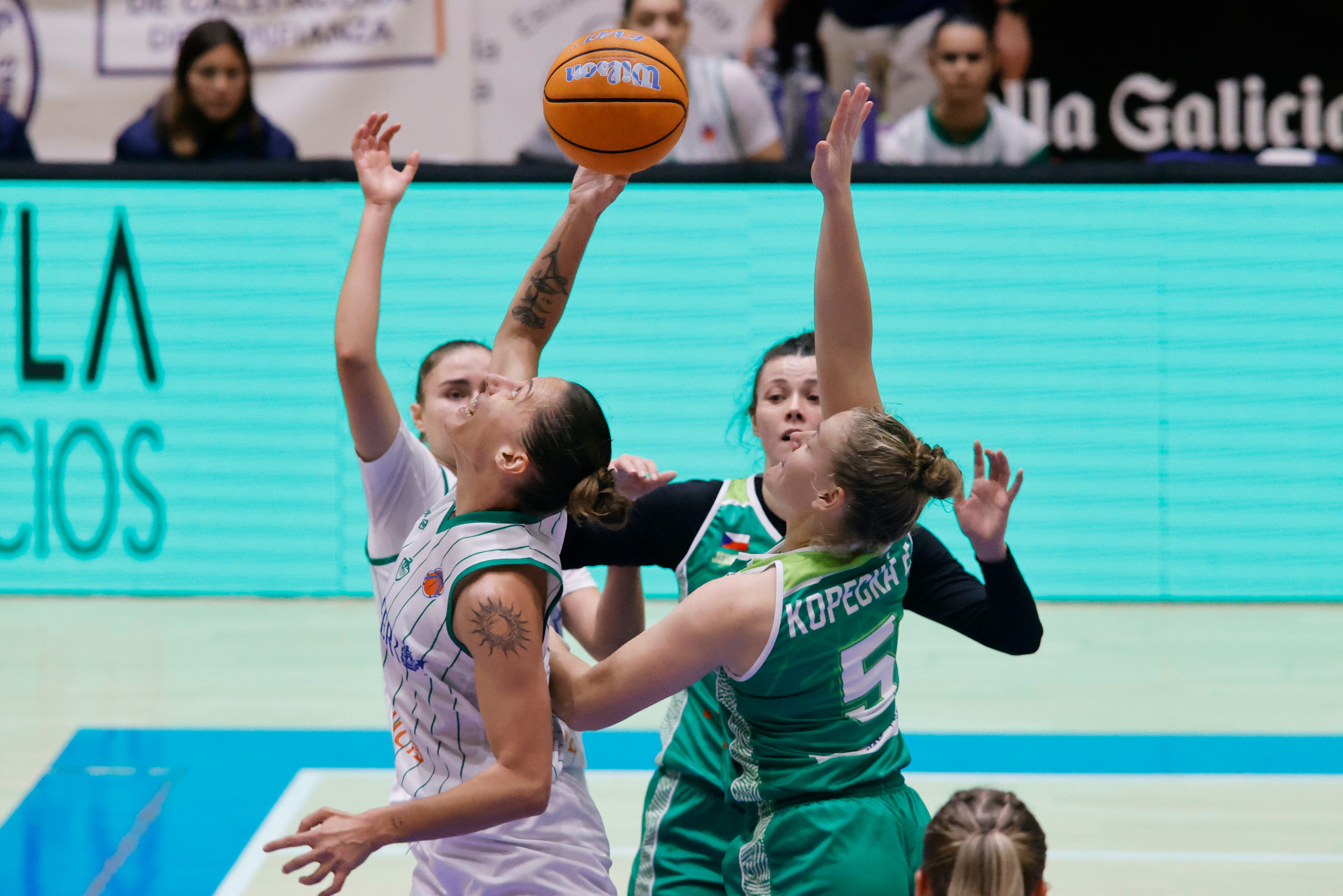 Imagen del Baxi Ferrol-Brno de la Eurocup de baloncesto femenino en A Malata (foto: Kiko Delgado / EFE)