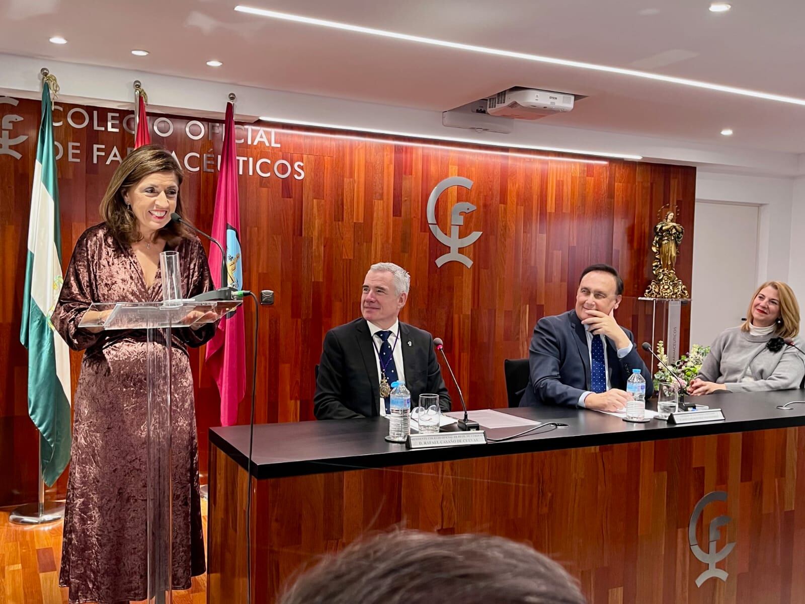 La delegada de Salud de la Junta de Andalucía en Córdoba, María Jesús Botella, agradece el reconocimiento del Colegio Oficial de Farmacéuticos de Córdoba