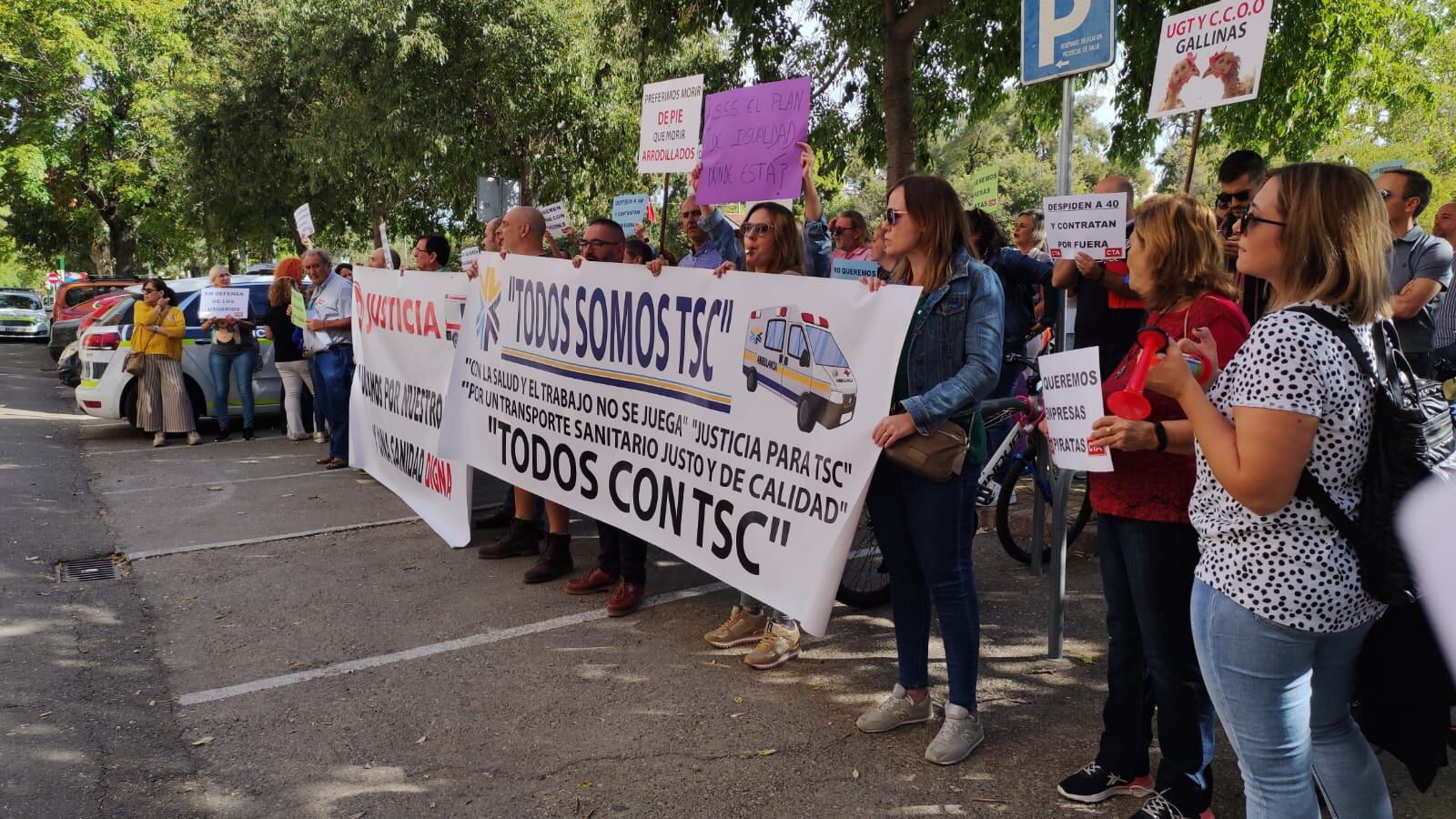 Los trabajadores afectados por la no subrogración en la empresa de transporte sanitario de Córdoba protestan ante la delegación de Salud y Consumo de la Junta de Andalucía en Córdoba