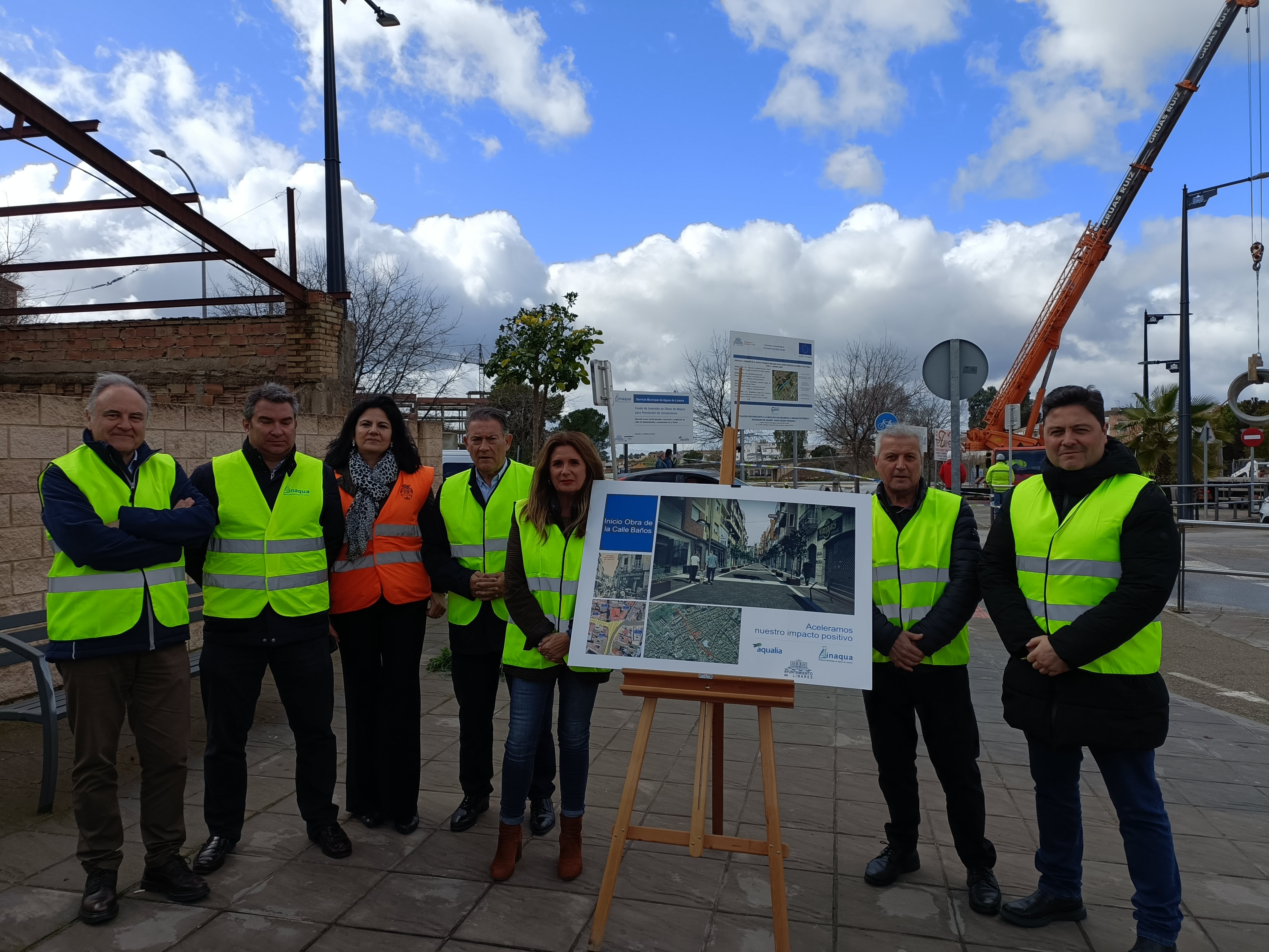 Inicio de las obras de canalización y saneamiento de calle Baños de Linares.