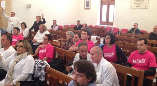 Els regidors de la CUP, amb el públic assistent després d&#039;abandonar l&#039;escó.