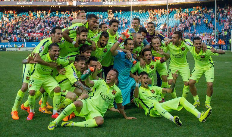 Los jugadores del Barça celebran el título de Liga en el césped del Calderón