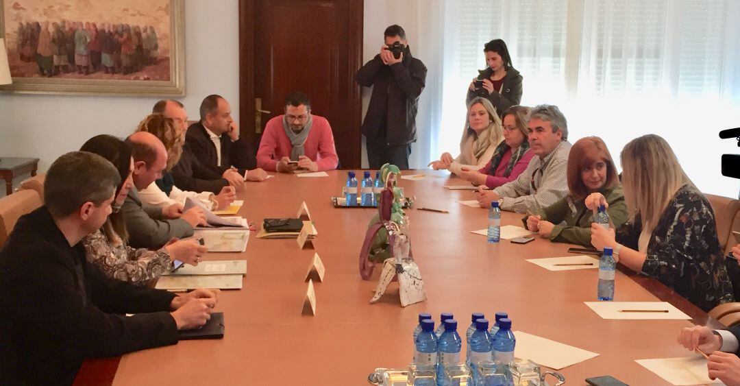 Un momento de la reunión entre la subdelegada del Gobierno, Catalina Madueño, y alcaldes y alcaldesas afectados por las obras.